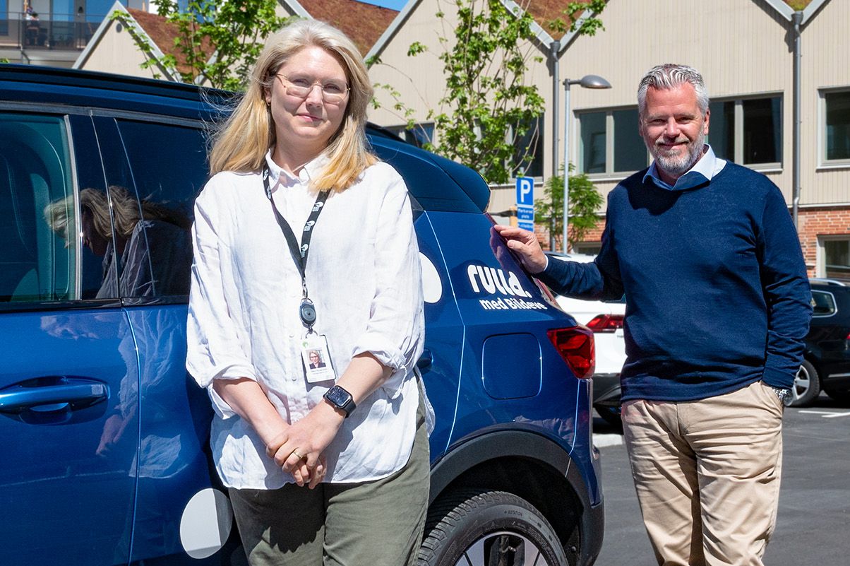 Ellika Rosendahl från Helsingborgshem och Magnus Müller från Bildeve med en bil från bilpoolen Rulla. Framför Stadskvarteret på Drottninghög.
