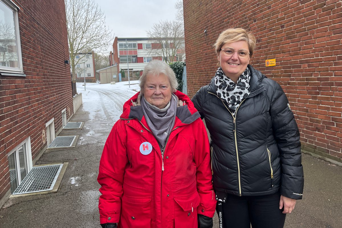 Anci, drottningshögsbo sedan sju år och medlem i Hyresgästföreningen, deltog i trygghetsvandringen. På bilden tillsammans med Emila från Helsingborgshem.